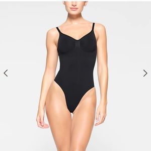 SEAMLESS SCULPT LOW BACK THONG BODYSUIT